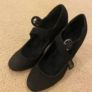 Black mary jane pumps